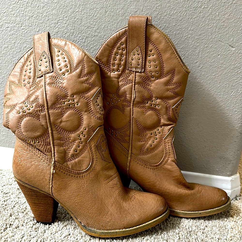 Never worn Volatile boots Tan size 6.5